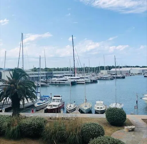 Cosy Vue Sur Le Port 카네트